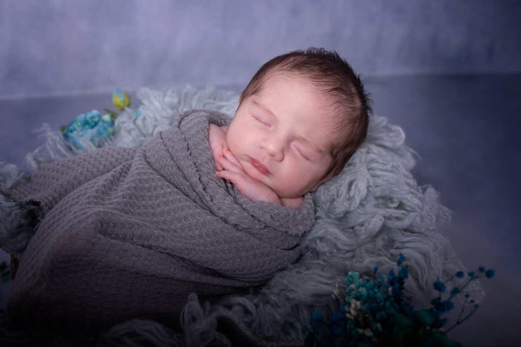 photo en studio naissance bébé de moins de 15 jours