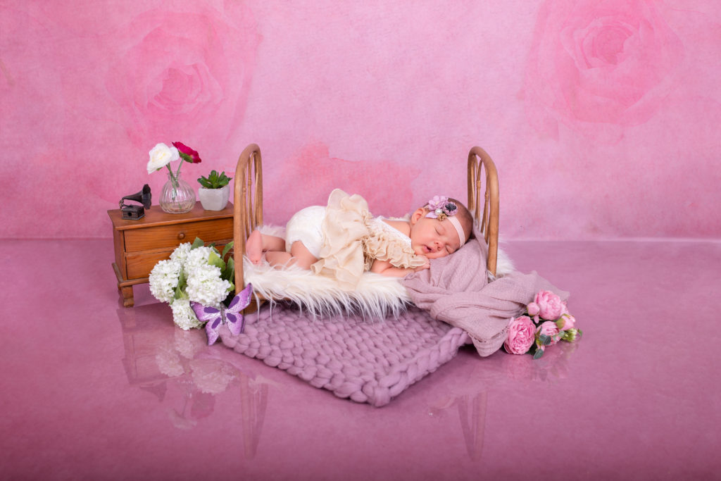 séance nouveau né de moins de 15 jours mise en scène newborn posing cepet bouloc toulouse photographe