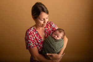 Photo de famille (parents et nouveau-né) réalisée par Maureen Dole Photographie près de Toulouse.