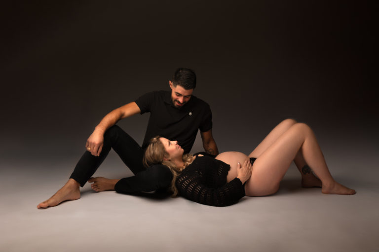 Photographe grossesse, séance photo femme enceinte, studio maternité, portrait artistique 31.couple