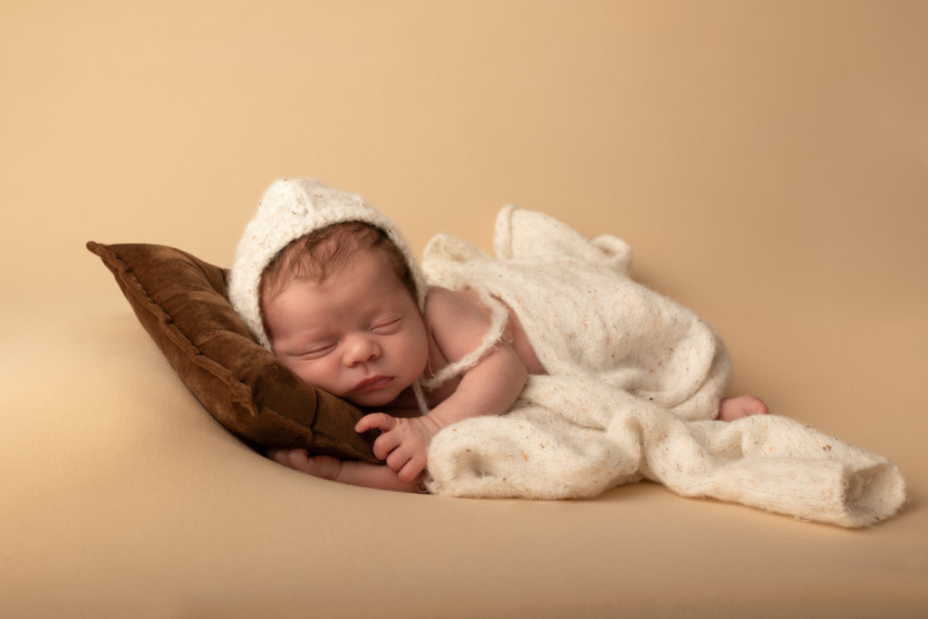 Photographe nouveau-né, bébé moins de 15 jours, newborn posing, séance naissance mise en scène, studio photo 31.